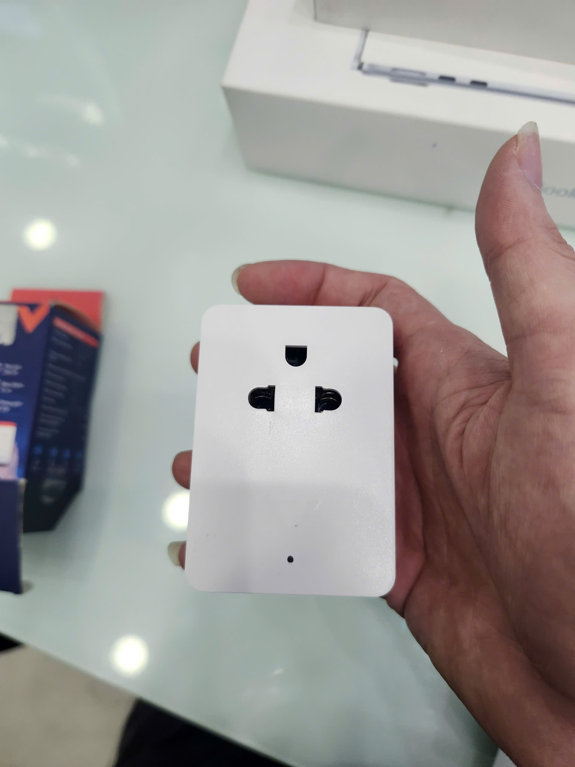 Ổ cắm điện thông minh chống giật Vconnex Smart Plug - Chính hãng TBH