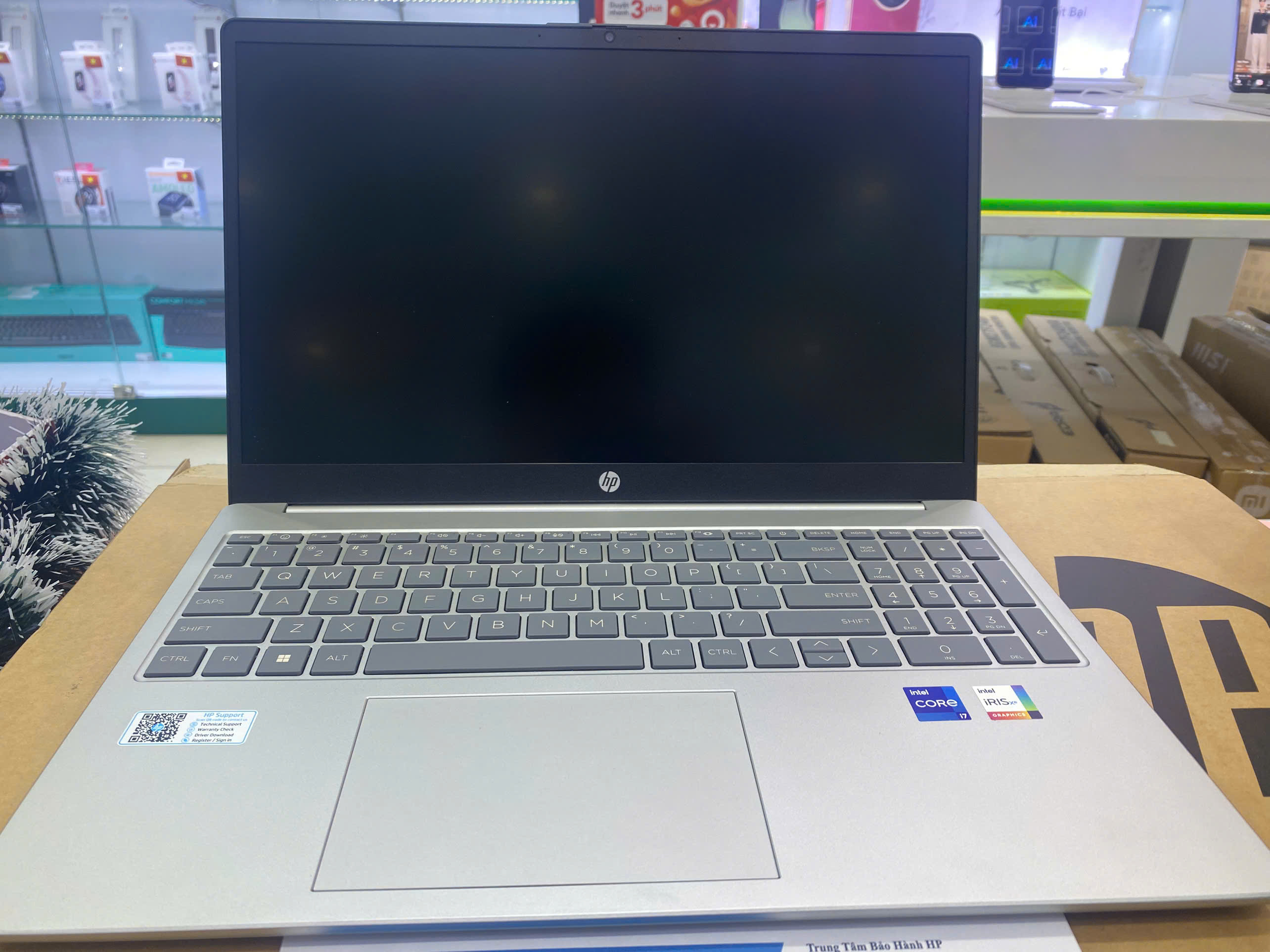 Máy tính xách tay HP 15-fd0083TU,Core i7-1355U,16GB RAM,512GB SSD,Intel Graphics,15.6FHD,Webcam,3 Cell,Wlan ac+BT,Win11 Home 64,