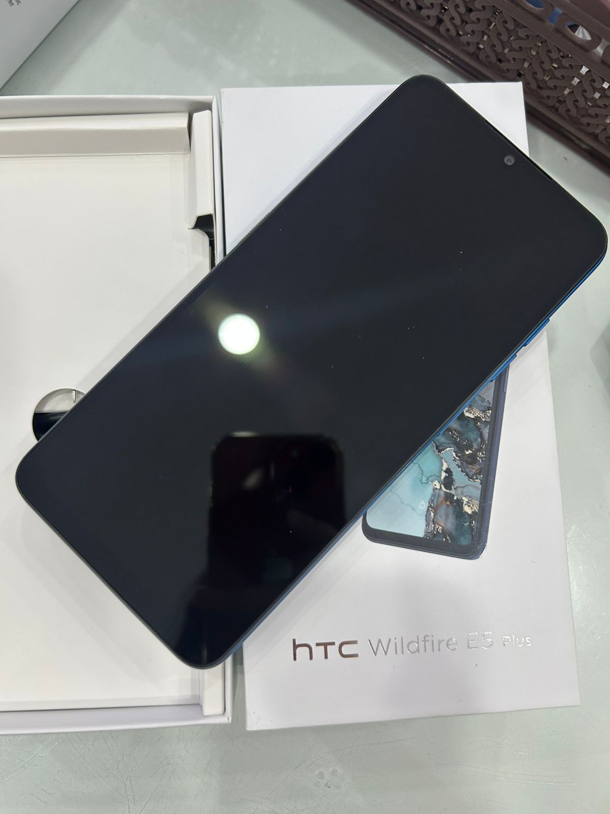 Điện thoại di động thương hiệu HTC Model Wildfire E5 Plus màu Xanh (Blue)