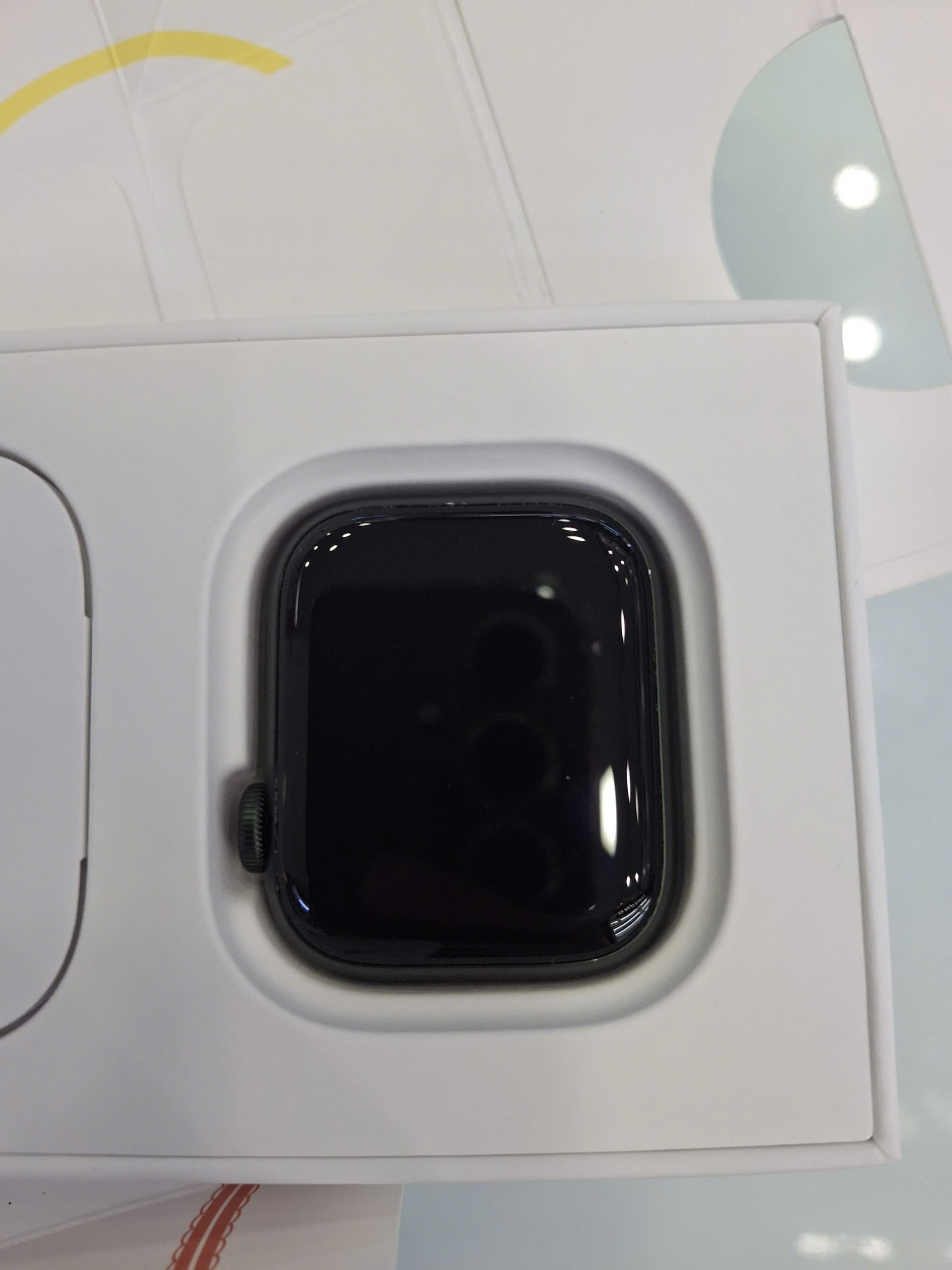 Apple Watch Series 7 - GPS + Cellular, 41mm - Vỏ Nhôm Dây Cao Su TBH