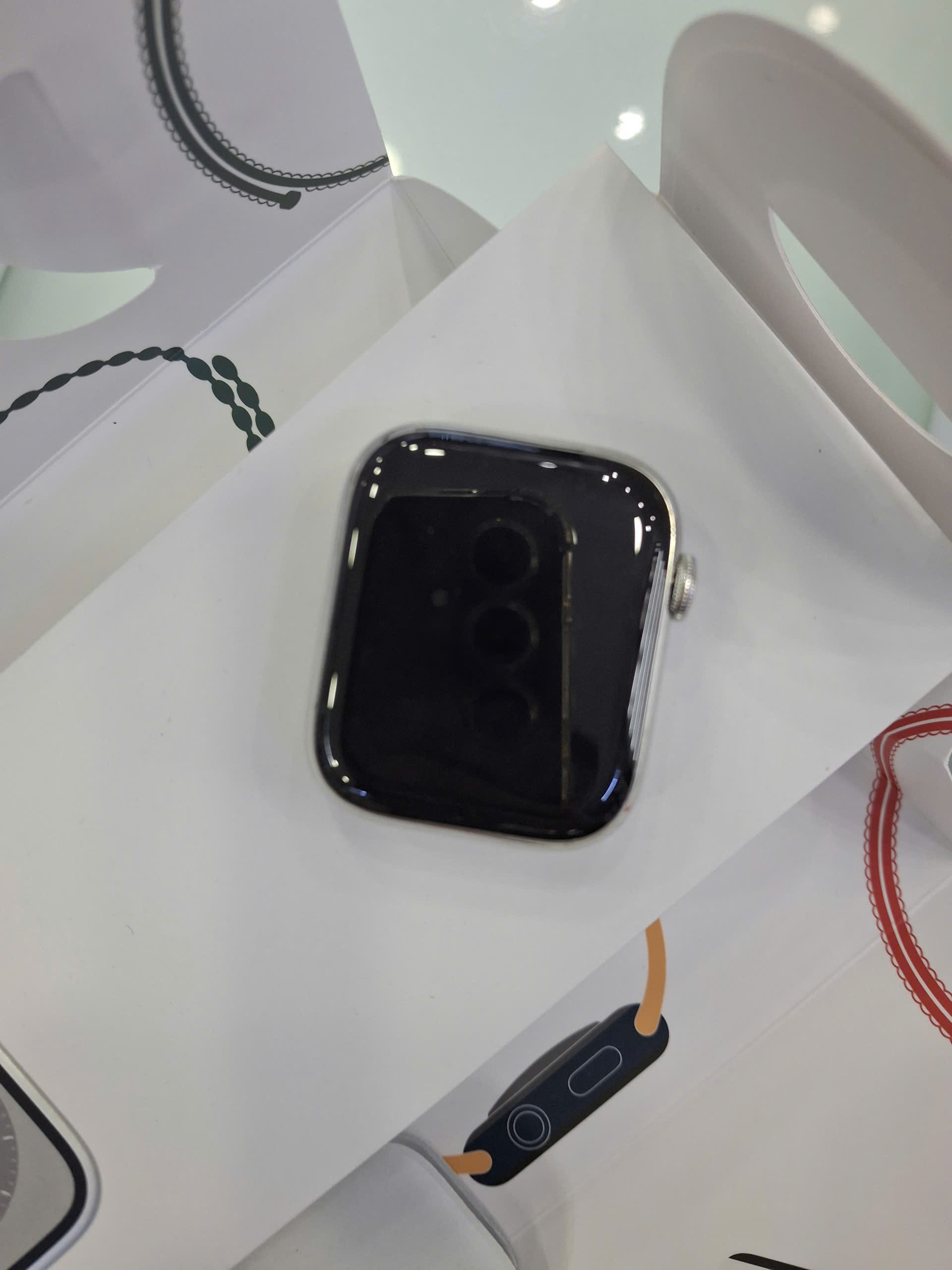 Apple Watch Series 8 - GPS + Cellular, 45mm - Viền thép dây thép TBH