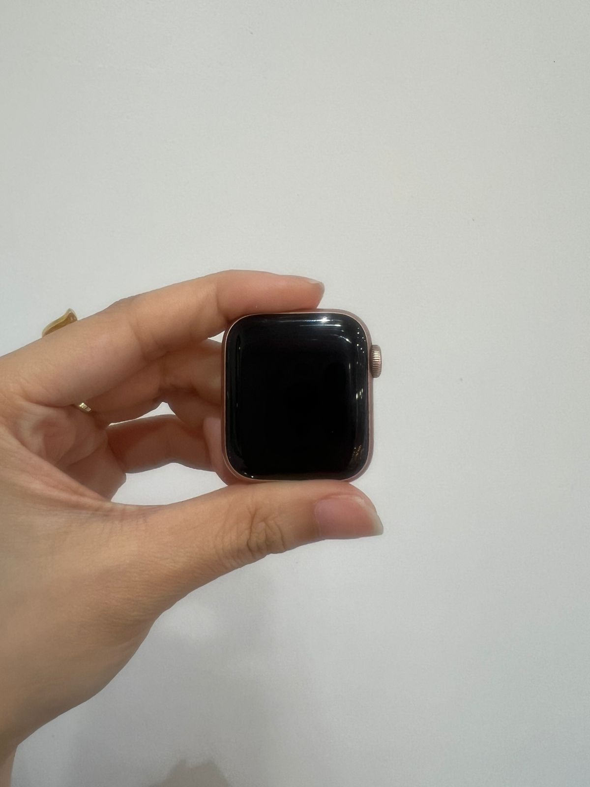 Apple Watch SE GPS, 40mm Gold Aluminum Case with Starlight Sport Band - Regular (MKQ03VN/A)