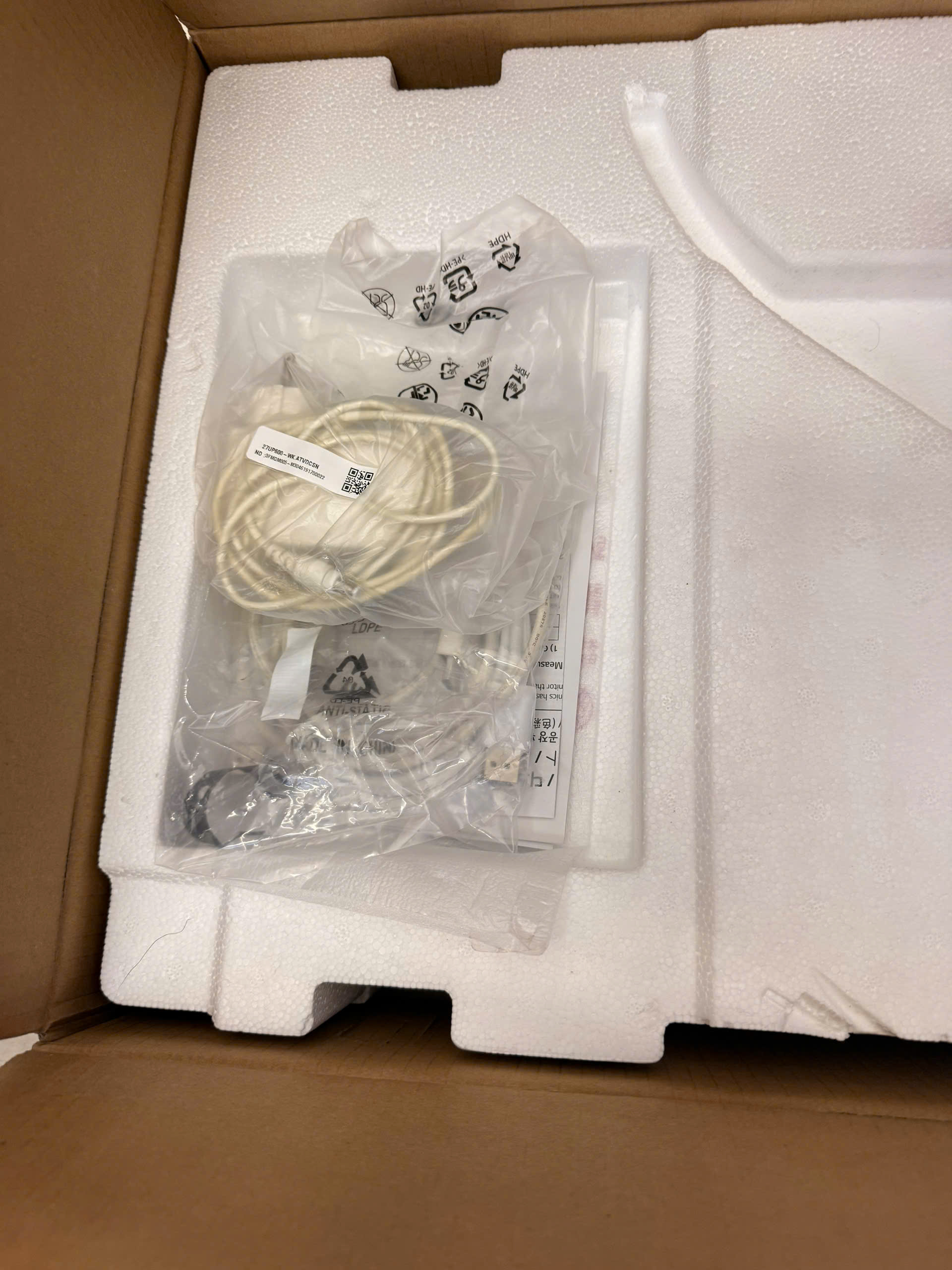 Màn hình LG 27UP600-W.ATV, 27inch/UHD/IPS/60Hz/5ms/320nits/HDMI+DP+Audio/Freesync - 305NTHM11961 - 27UP600