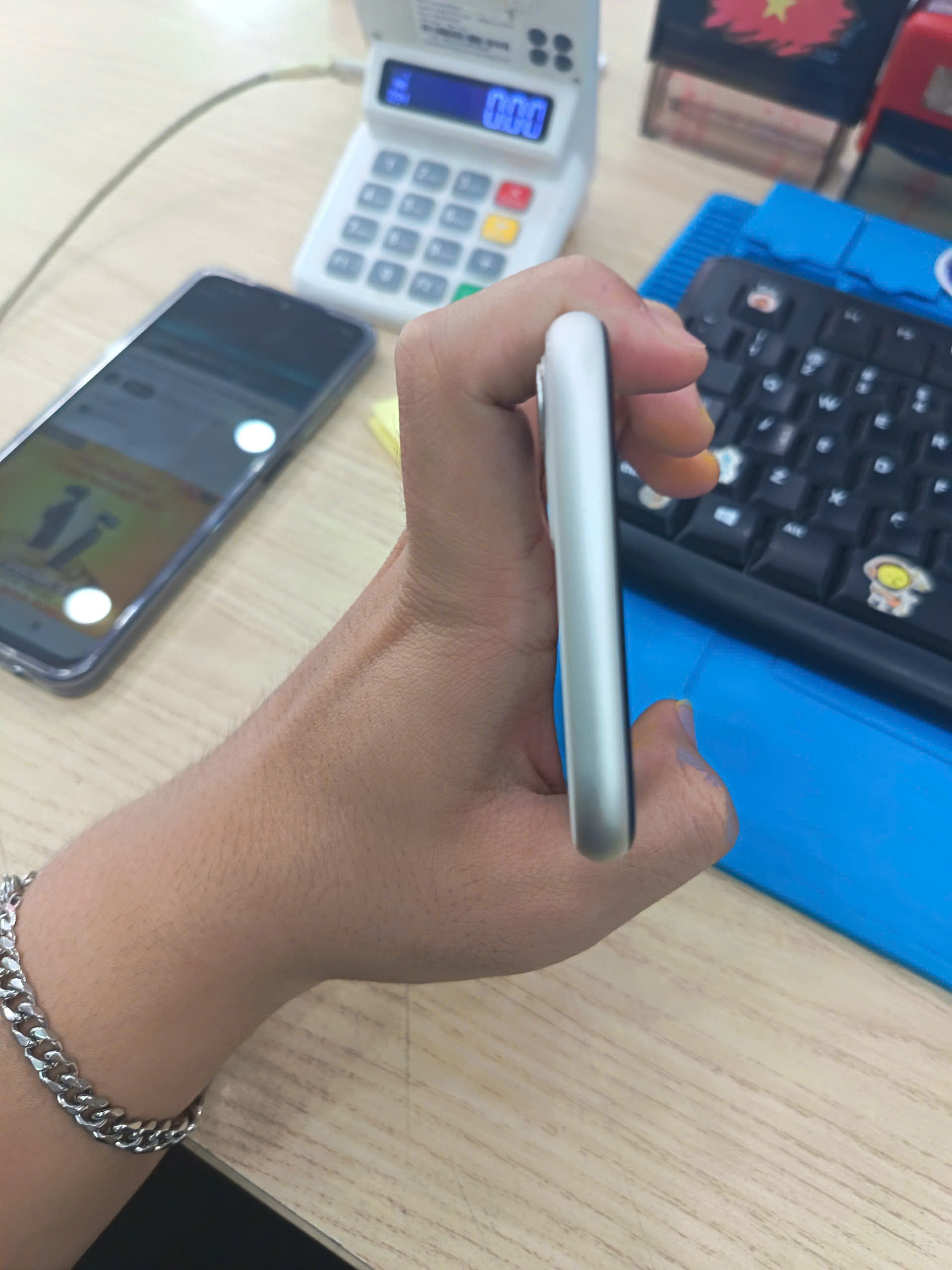 Iphone 11 64GB Cũ - White - DX3K8AL5N736 - IC1164W