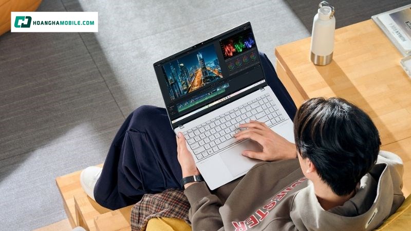 Màn hình 14 inch nhỏ gọn chi tiết. Màn hình 14 inch nhỏ gọn chi tiết.