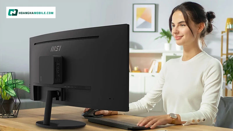 Độ cong 1500R được tính toán để mô phỏng chính xác tiêu cự tự nhiên của mắt người. Độ cong 1500R được tính toán để mô phỏng chính xác tiêu cự tự nhiên của mắt người.