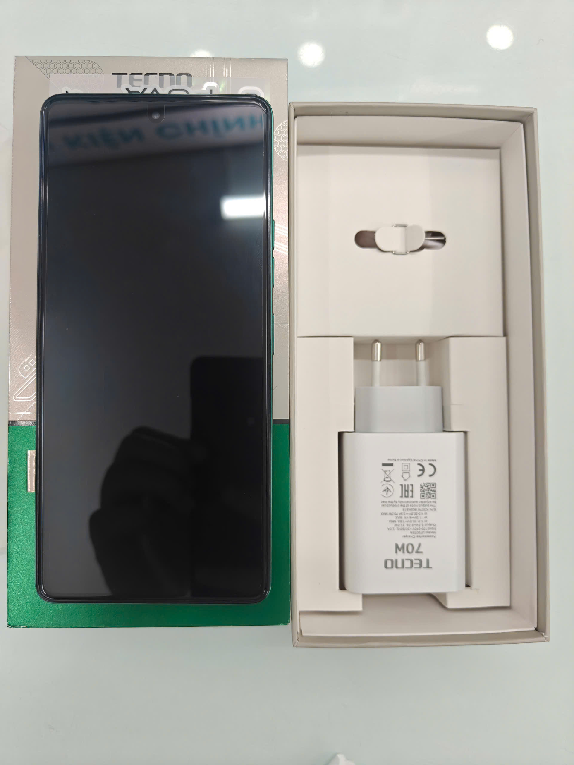 Điện thoại di động TECNO LI7 (TECNO POVA 6) 256+8, màu Xanh Thiết Giáp - 351592134028423 - LI72568CGREEN
