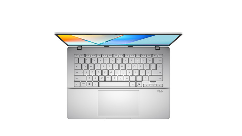 Thiết kế laptop với bàn phím tiêu chuẩn.