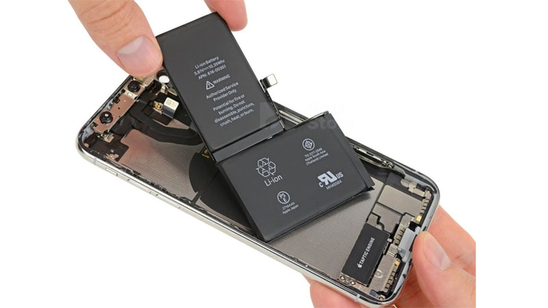 Quay trình thay pin Pisen iPhone X dung lượng cao tại Hoàng Hà Care.
