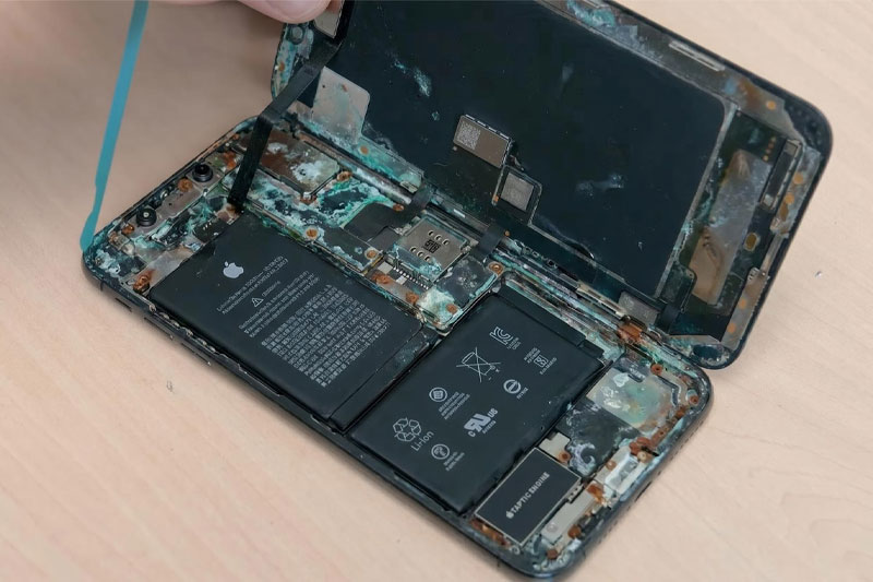 Quy trình thay pin chính hãng TP dành cho iPhone XS Max tại Hoàng Hà Mobile.