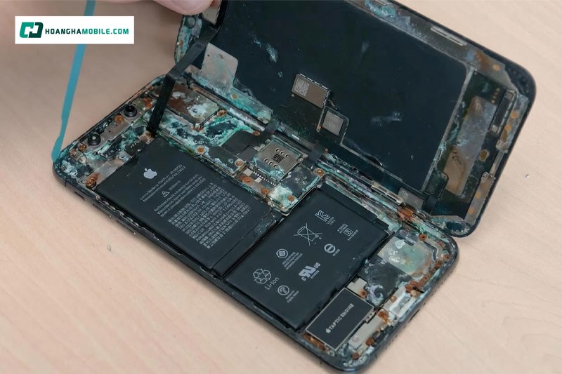 Quy trình thay pin chính hãng TP dành cho iPhone XS Max tại Hoàng Hà Mobile. Quy trình thay pin chính hãng TP dành cho iPhone XS Max tại Hoàng Hà Mobile.