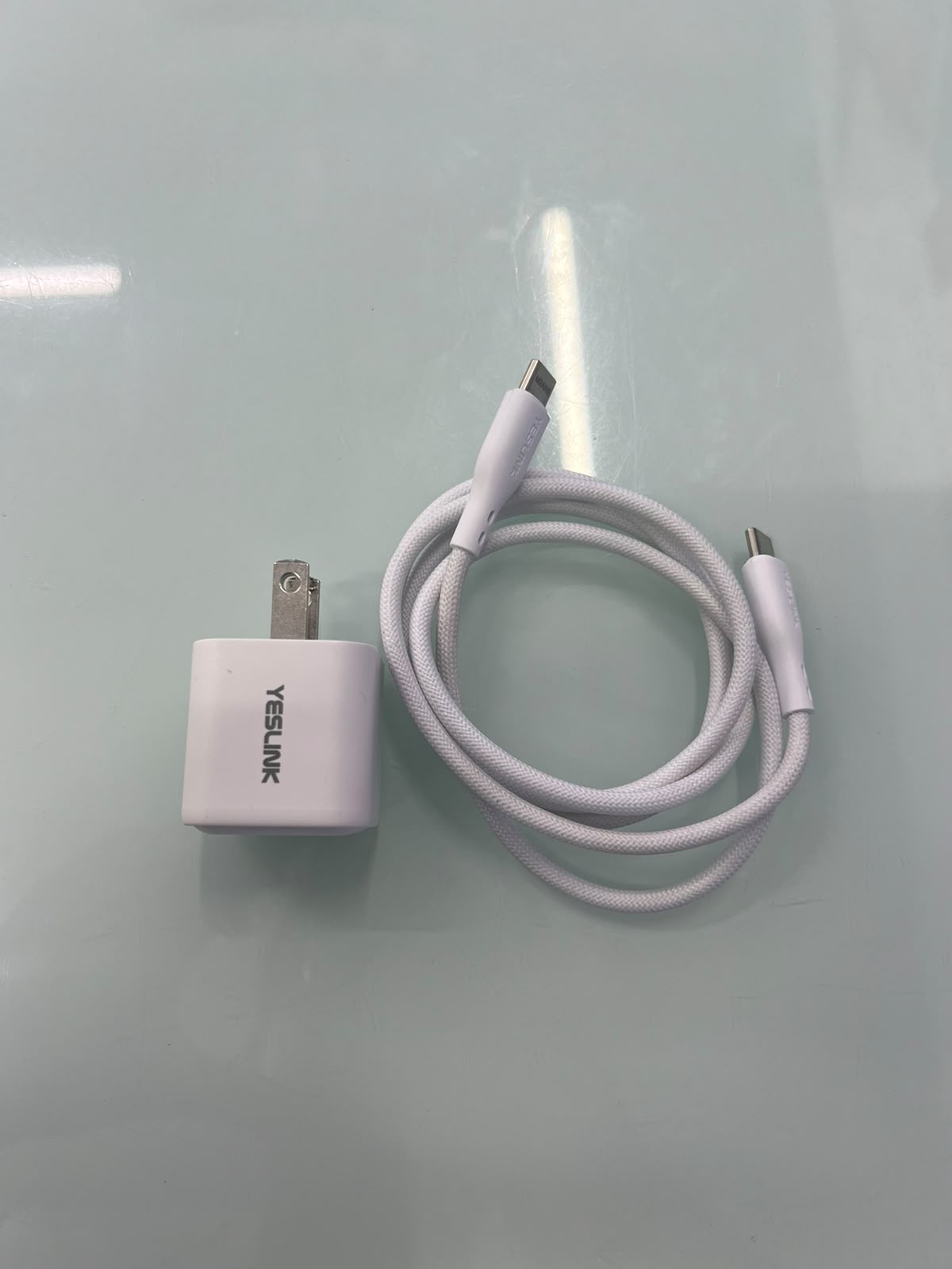 Sạc 20W C-C thương hiệu YESLINK, model:T201, input:AC100-240V(50/60Hz)1.0A (bộ củ cáp)