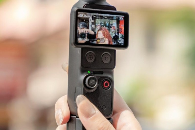 Thiết kế camera cầm tay cầm quay hằng ngày gọn nhẹ và linh hoạt.
