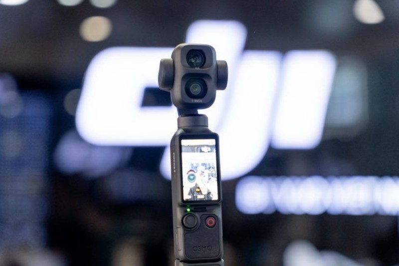 DJI Osmo Pocket 4P Standard tiện hơn điện thoại trong nhiều tình huống vlog vì thiết bị có gimbal tích hợp.