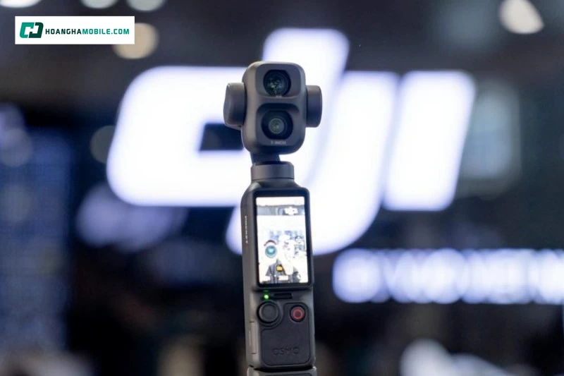 DJI Osmo Pocket 4P Standard tiện hơn điện thoại trong nhiều tình huống vlog vì thiết bị có gimbal tích hợp. DJI Osmo Pocket 4P Standard tiện hơn điện thoại trong nhiều tình huống vlog vì thiết bị có gimbal tích hợp.
