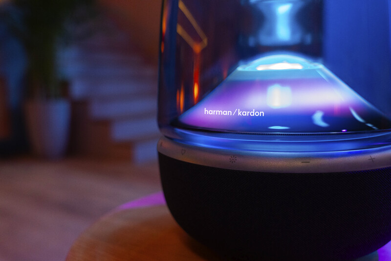 Thiết kế vòm trong suốt và hiệu ứng ánh sáng 360 độ của Harman Kardon Aura Studio 5 WiFi