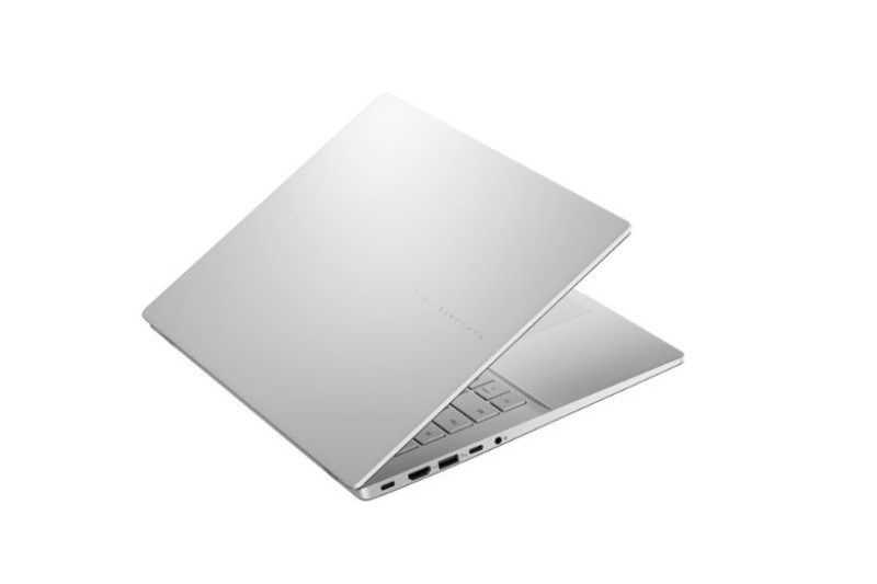 Laptop ASUS Vivobook S14 S3407VA-LY256W có trọng lượng khoảng 1.40kg và độ dày 1.59 đến 1.79cm