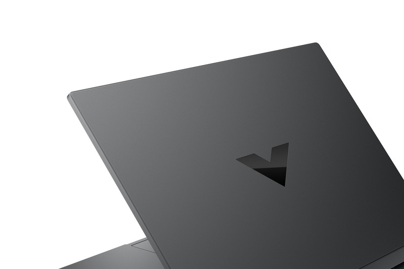 Laptop HP Victus Gaming thiết kế logo thương hiệu tinh tế.