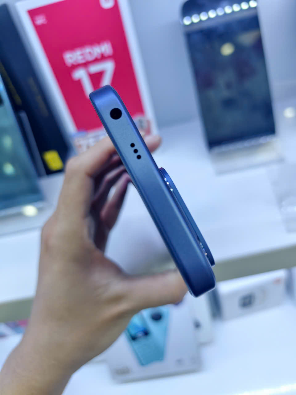 ĐIỆN THOẠI DI ĐỘNG (TEL) REDMI 17 5G 6.9"/SNAP 4 GEN 5/4G/128G/50MP+Auxiliary/8MP/7500mAh (26062RN92G)/XANH DƯƠNG (6939093012659