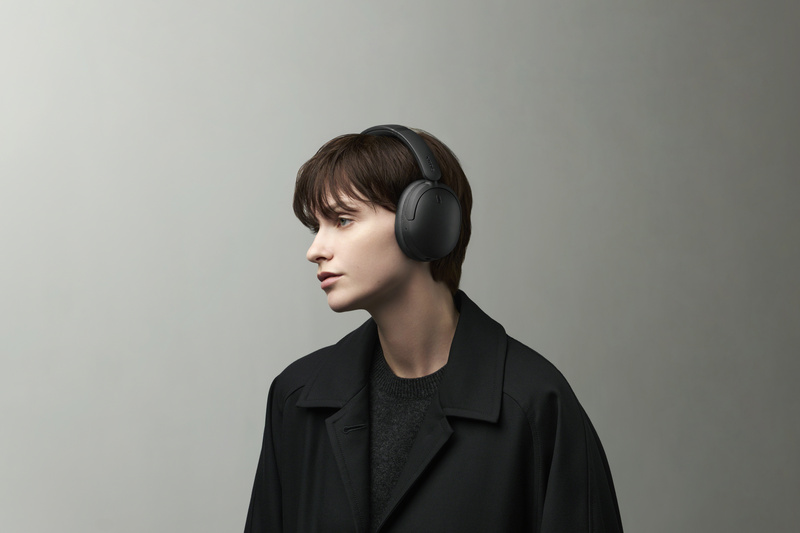 Tai nghe chụp tai không dây SONY cho nam sang trọng.