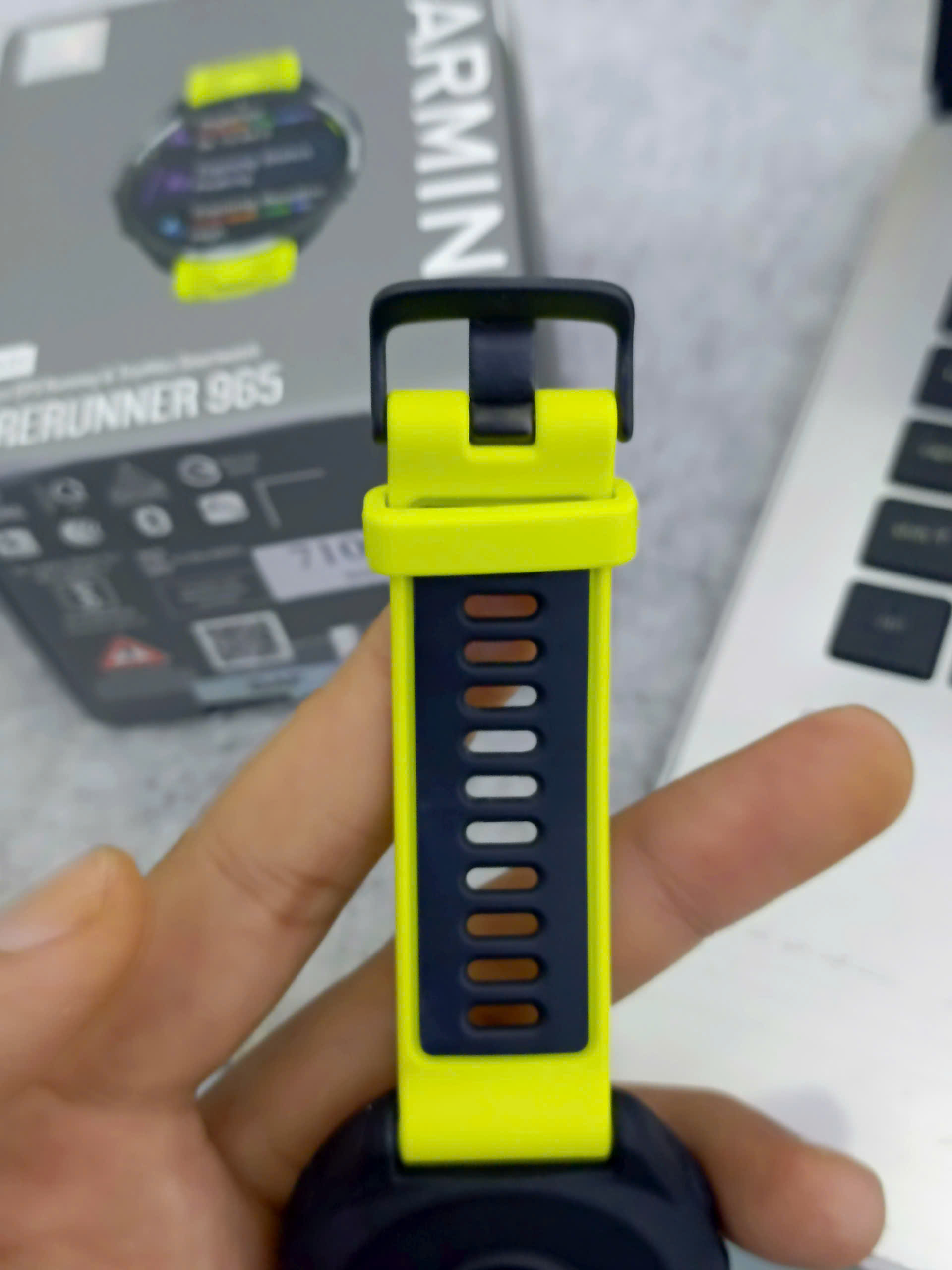 Đồng hồ chạy bộ Garmin Forerunner 965, GPS, SEA, Vàng Amp_010-02809-82 - 7Y7035309 - GM0280982