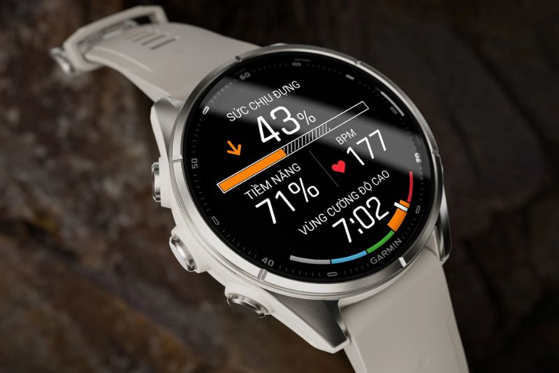Màn hình AMOLED 1.3 inch độ phân giải 416 x 416 pixel giúp Garmin Fenix 9 hiển thị rõ ràng