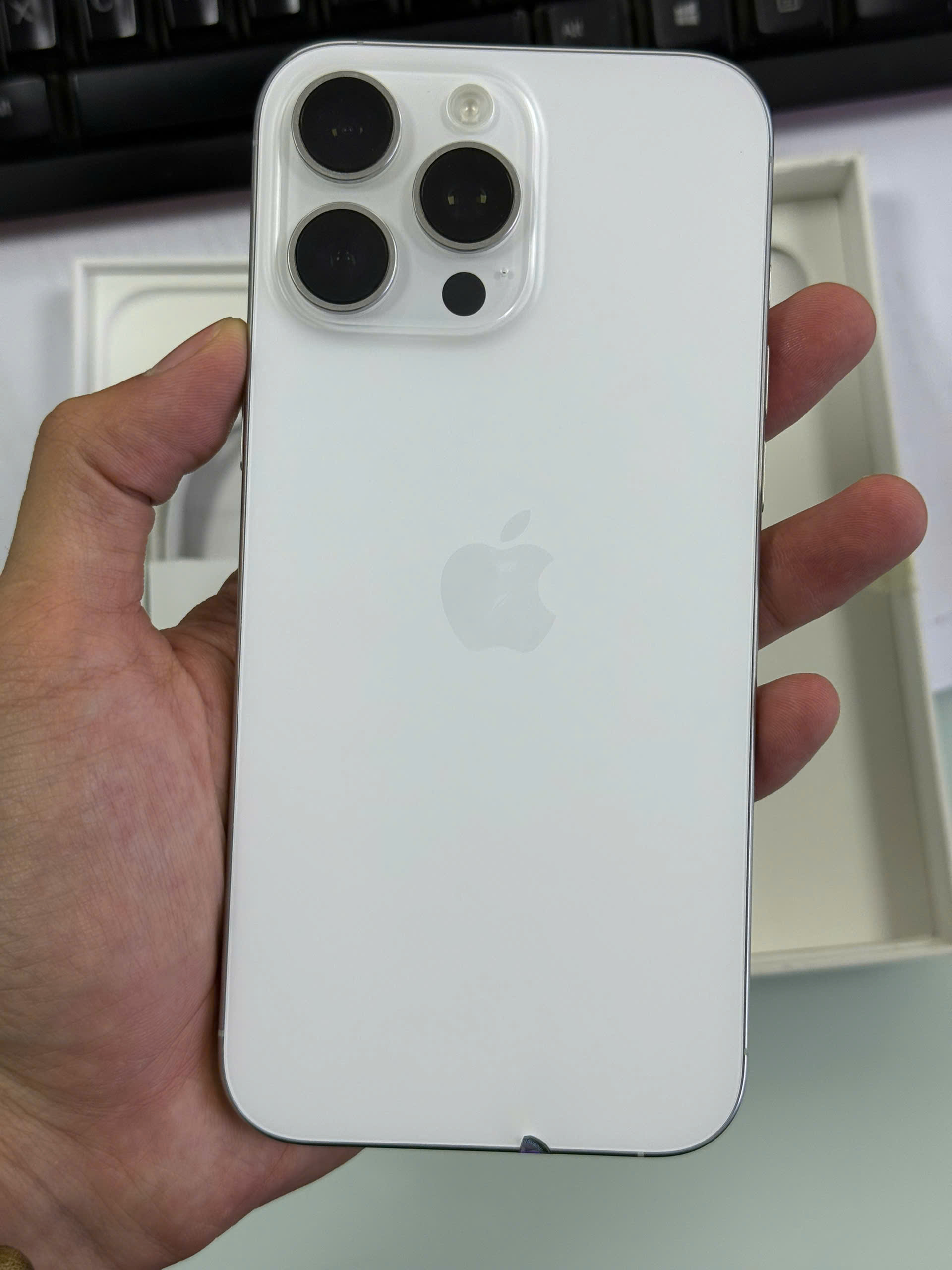 ĐTDĐ Apple iPhone 16 Pro Max 256GB White Titanium_MYWW3VN/A - SHQR9HWRXV1 - MYWW3VN