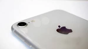 Thay kính camera sau IPhone 8